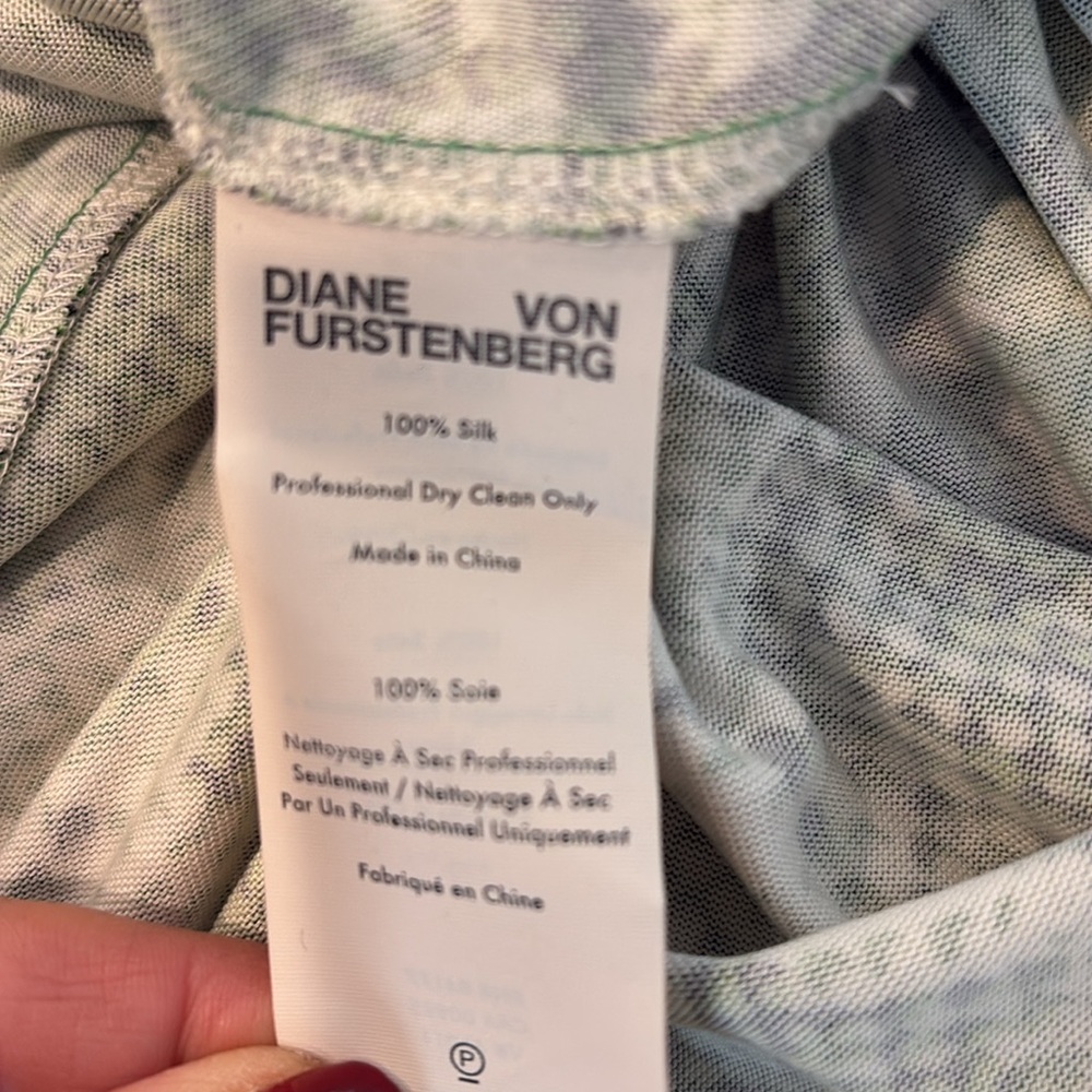 DIANE VON FURSTENBERG Green Printed Silk Wrap Dress Size 00 Like New - Picture 6 of 6